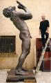 [01] Peter Schipperheyn con la scultura 'Zarathustra'